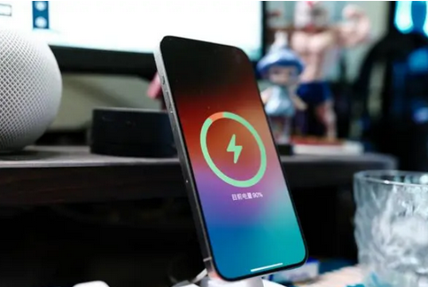 白塔苹果15换屏服务分享用什么充电器给iPhone15充电更好 